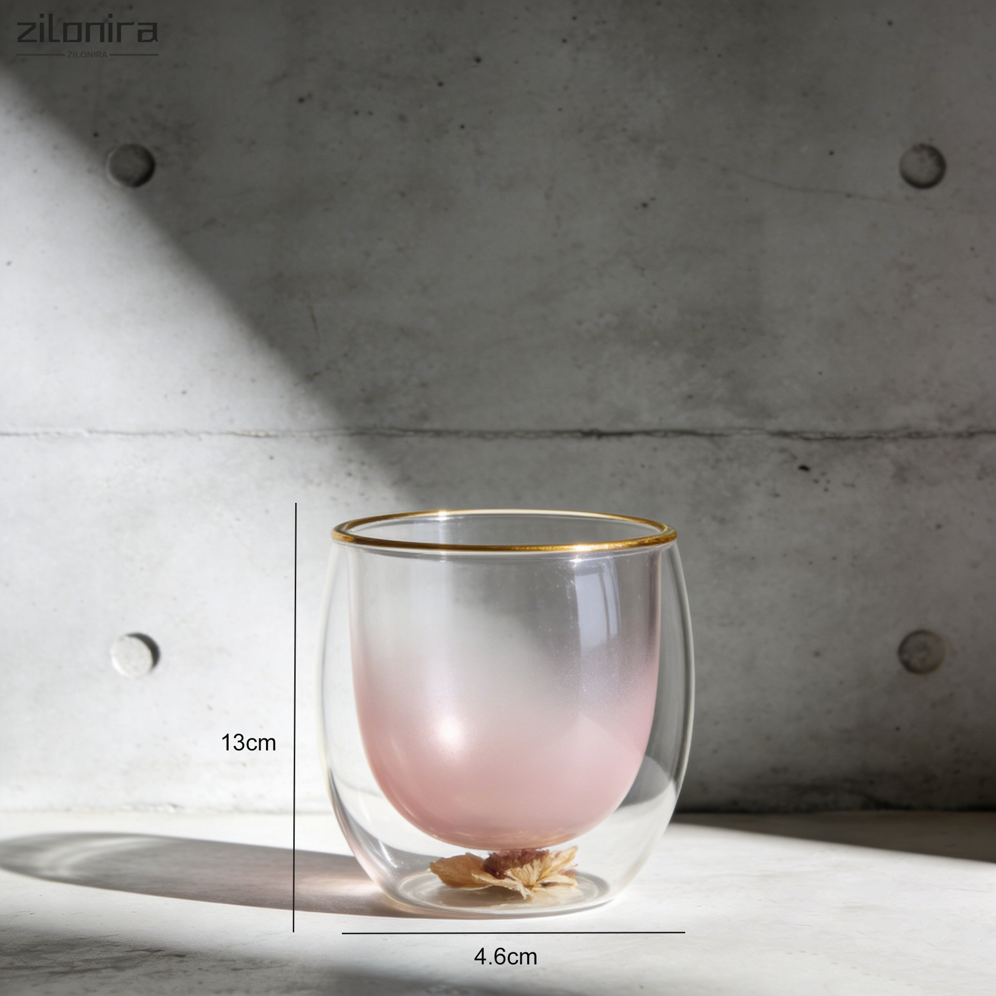 독특한 디자인의 연분홍색 유리 오브제