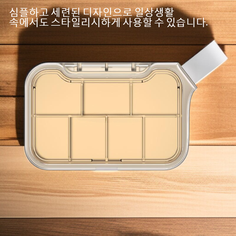 작고 가벼운 휴대용 약물 수납함 손에 든 모습