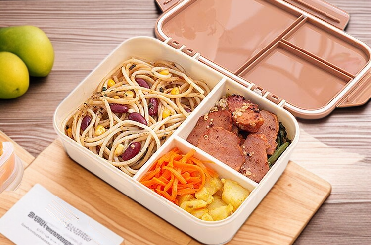 각 칸마다 음식이 섞이지 않는 도시락 내부