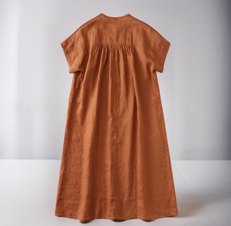 트렌디한 여성 여름 원피스와 미디스커트 연출 이미지