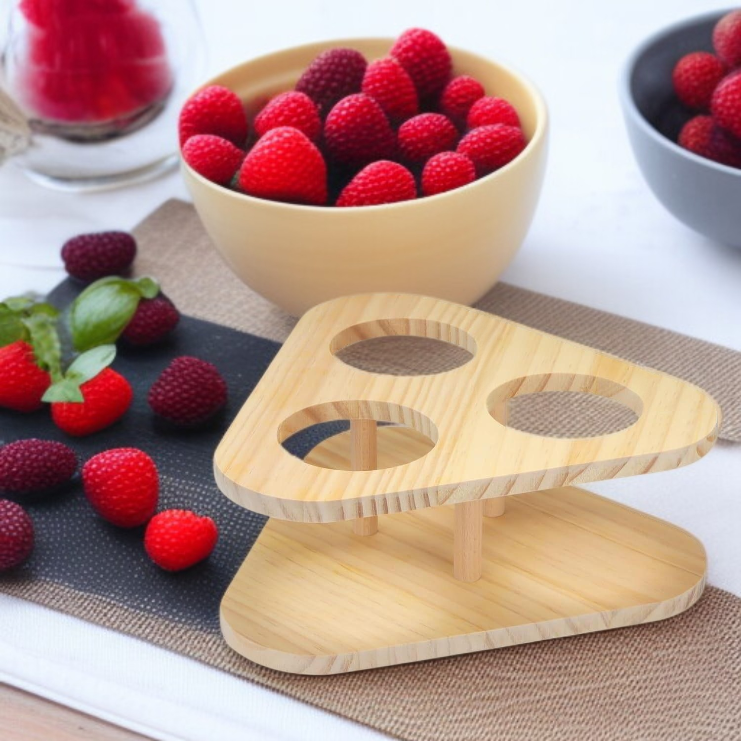 調味料ボトルも収納可能な木製棚