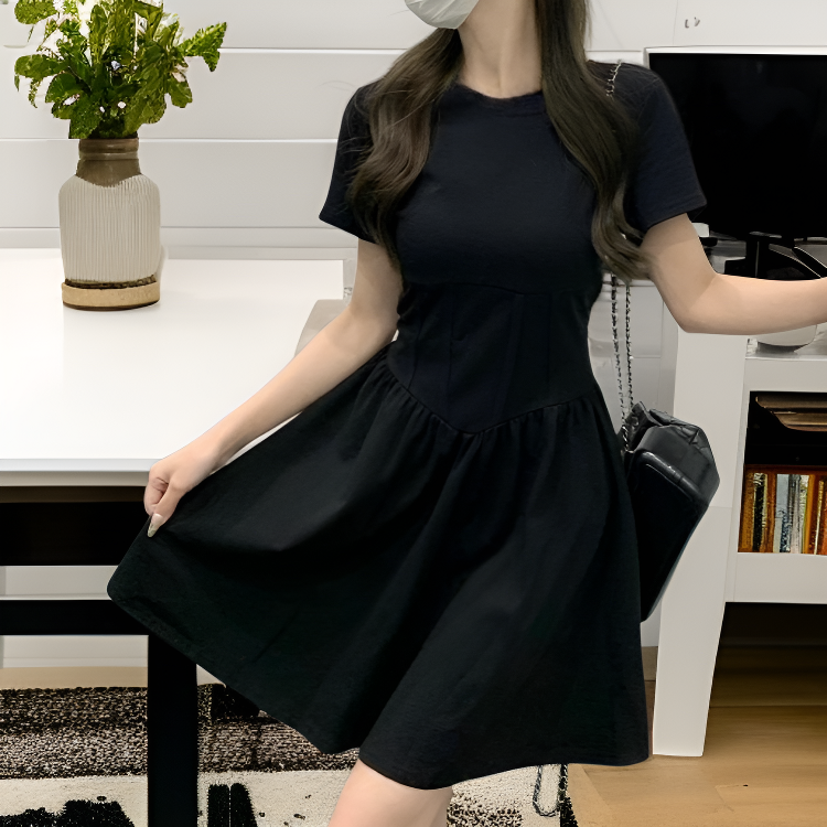 夏におすすめの小柄女性用ブラックショートワンピース