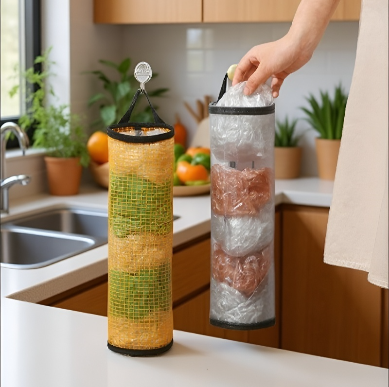 حامل أكياس القمامة على باب الخزانة