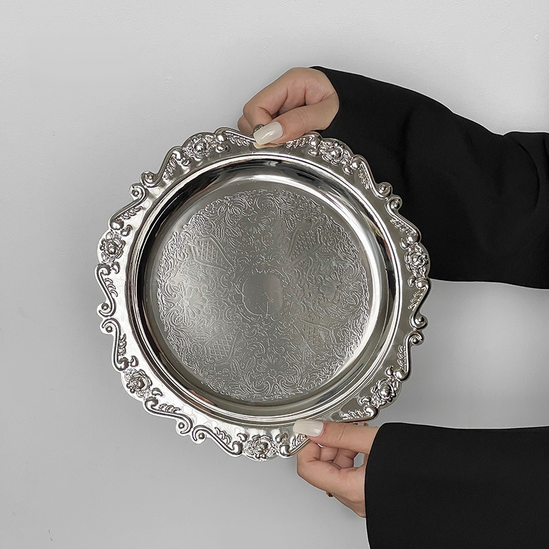 Petit plateau en métal sculpté rétro