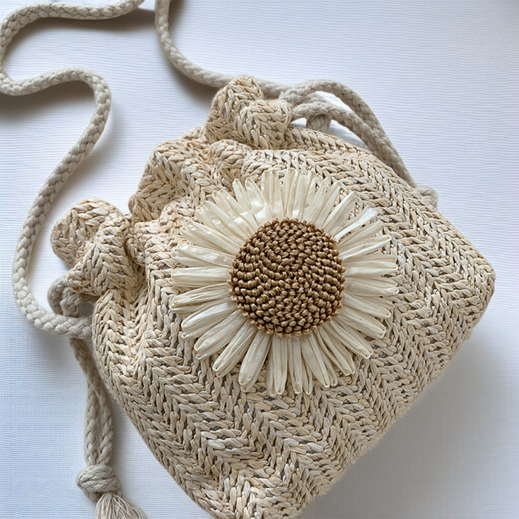 حقيبة قش بتصميم حديث وراقي