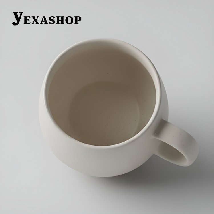 심플한 흰색 세라믹 컵 두 개 세트