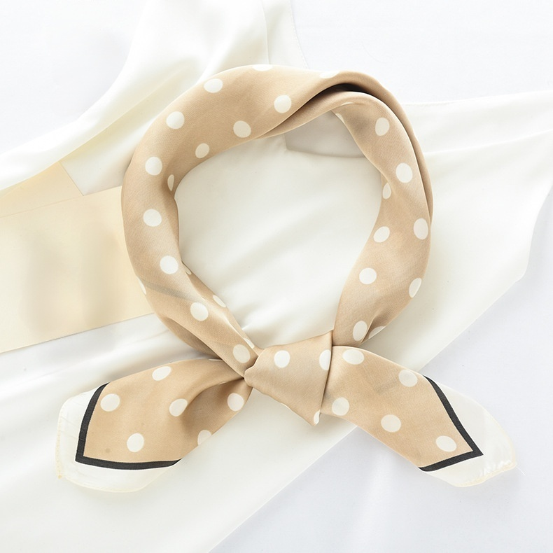 水玉模様のサテンスカーフ