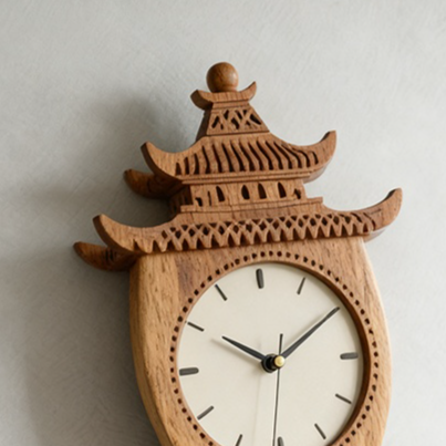 모던한 디자인의 탑 모양 벽시계 벽에 걸린 모습