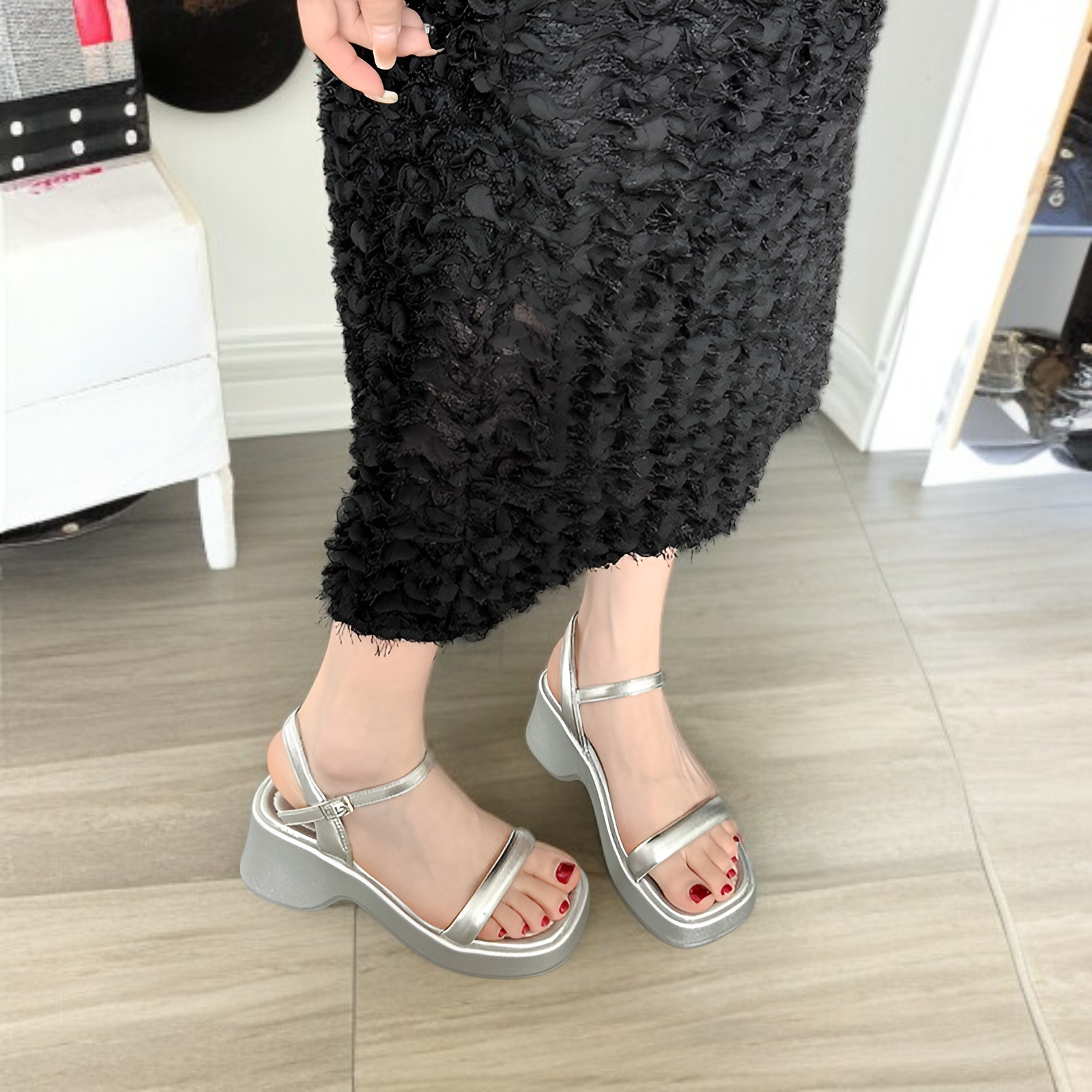 女性用ワンストラップサンダル 2025年夏の新作サンダル バックルアウターサンダル 美しいハイヒール厚底サンダル フレンチスタイル身長アップサンダル