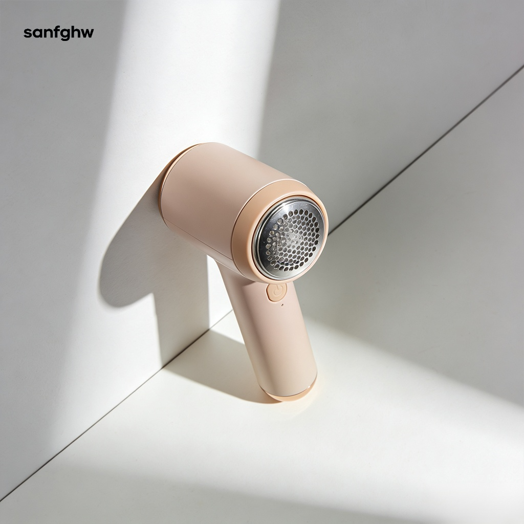 Kabelloser Fusselentferner beim Einsatz auf Sofa