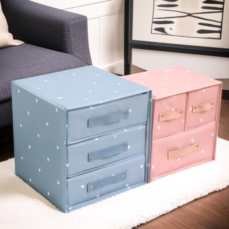 収納バスケットボックスに衣類を整理する様子