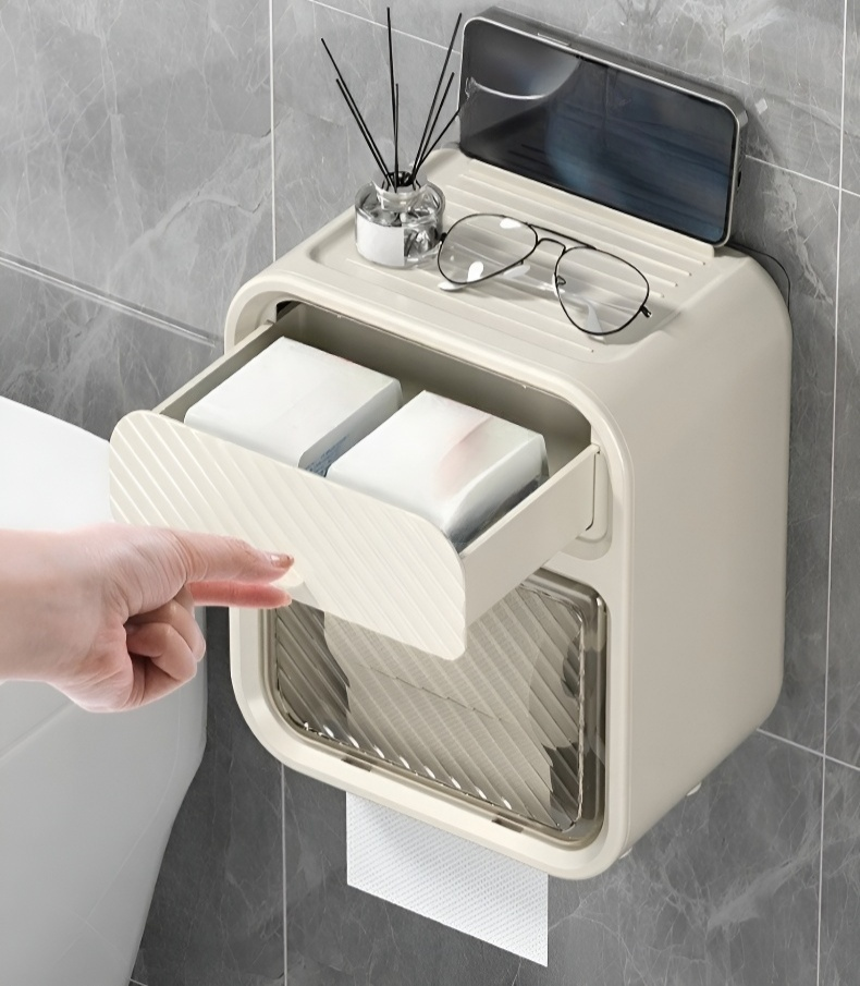 욕실 용품을 깔끔하게 정리한 선반 모습