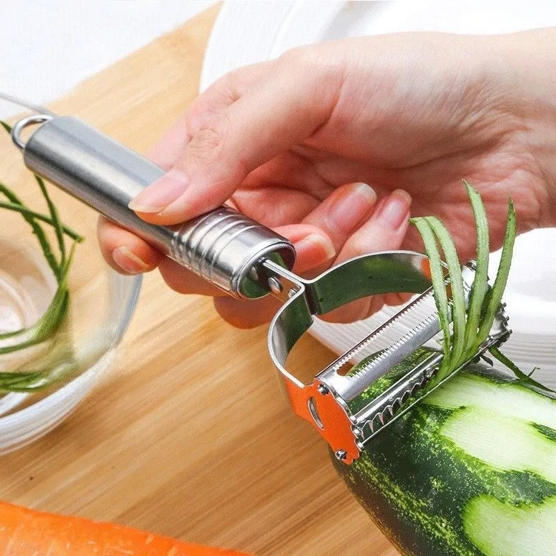 ステンレス製の果物と野菜のおろし金と皮むき器