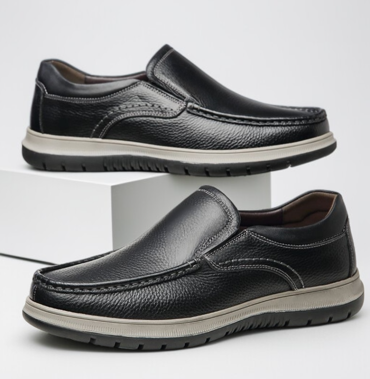 고급 소재의 남성 로퍼 근접 사진