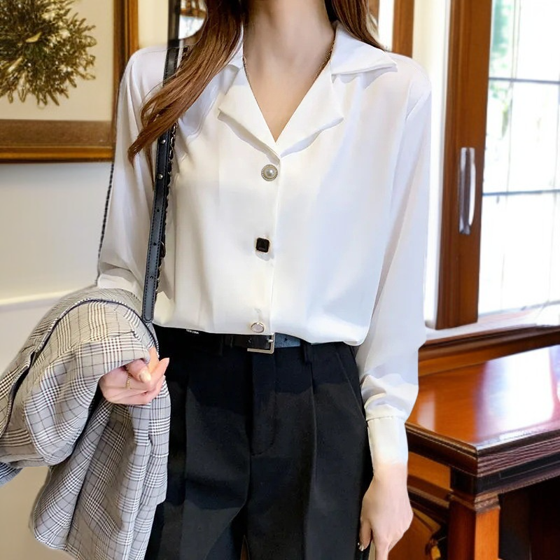 現代的なデザインのレディースシャツ、ボタンダウン、スリムで着心地抜群