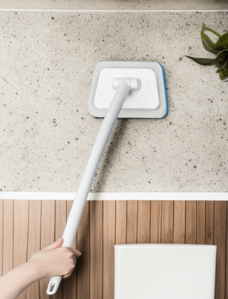 長柄スポンジで高所の掃除をするイメージ