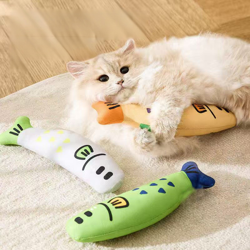 おもちゃの猫ハッカ猫が猫の麻布魚をからかう