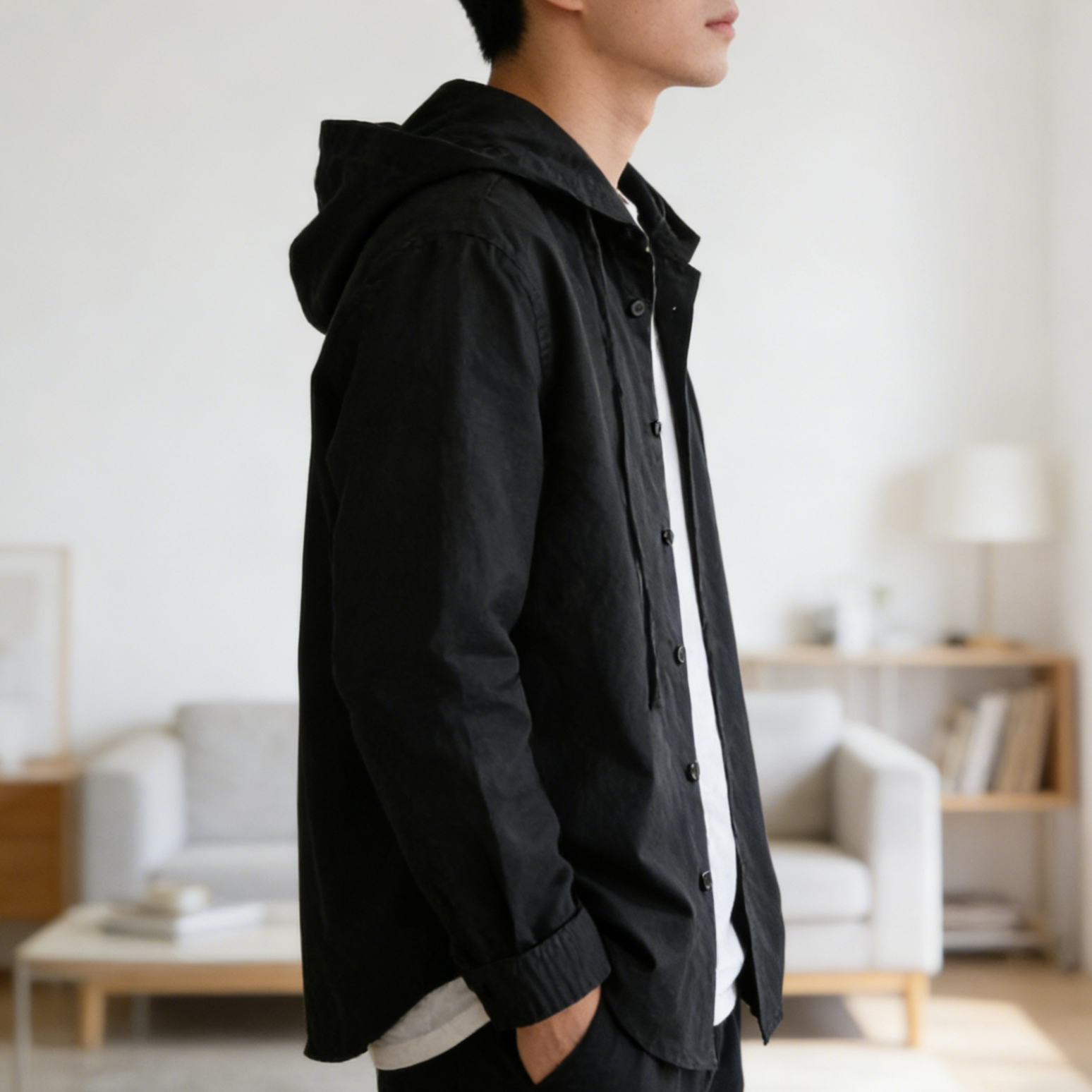 カジュアルスタイルの長袖フード付きシャツ