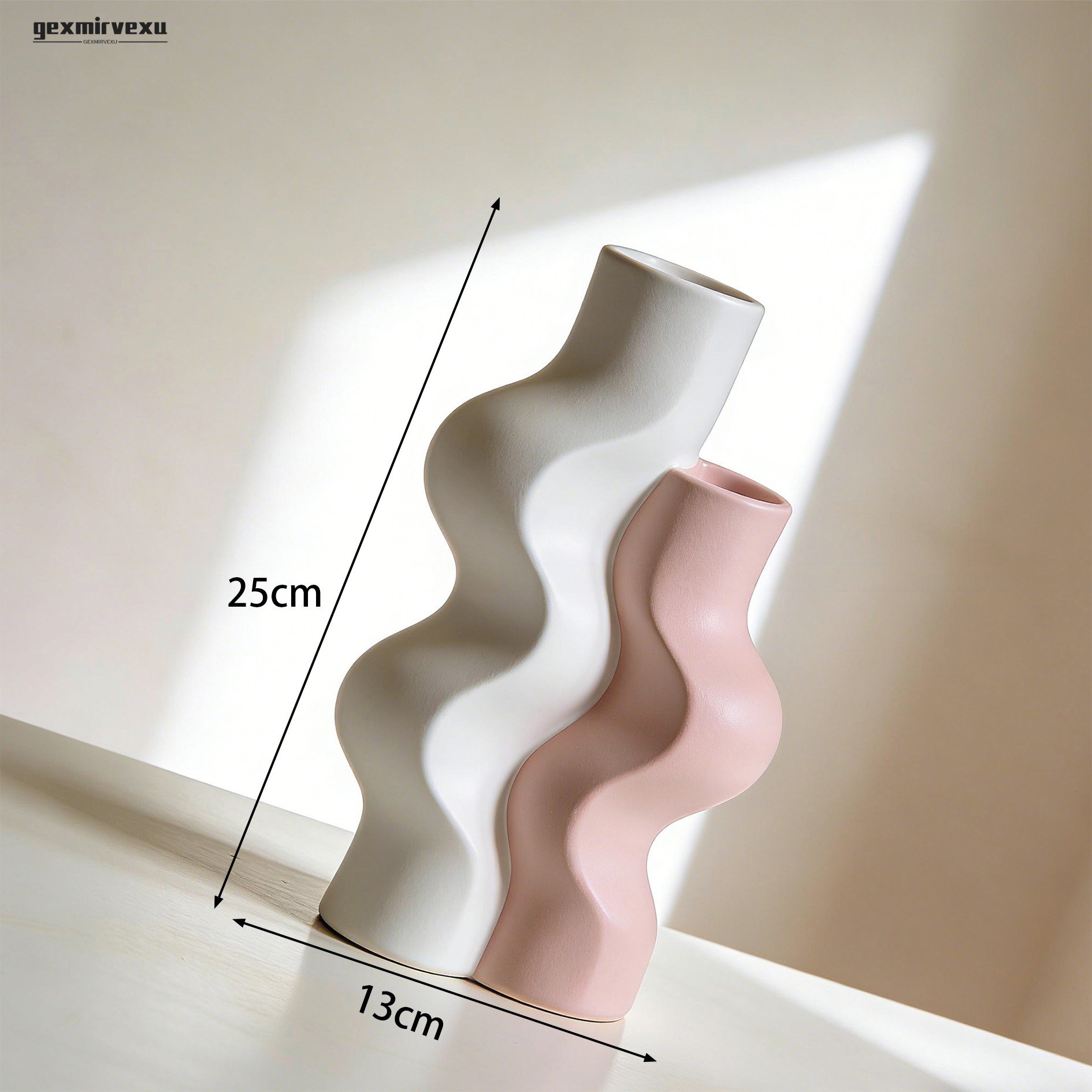 책상 위에 놓인 심플 장식품