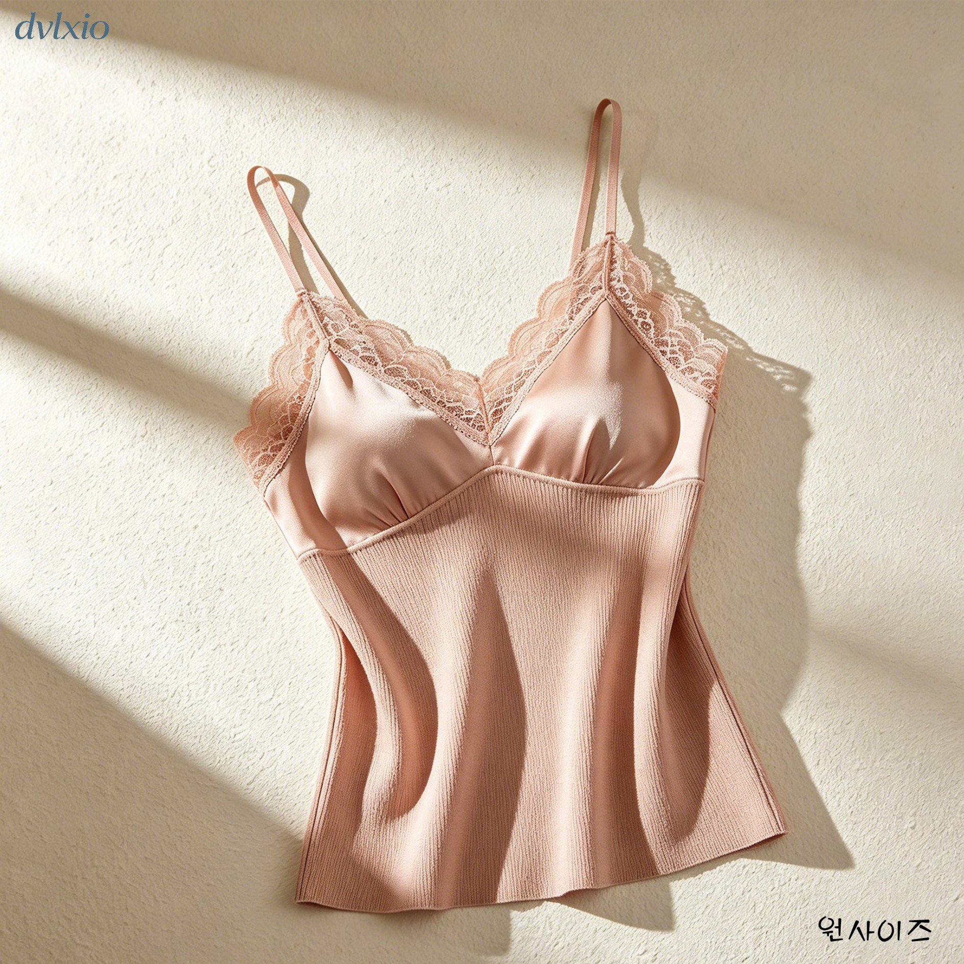 우아한 디자인의 실크 캐미솔