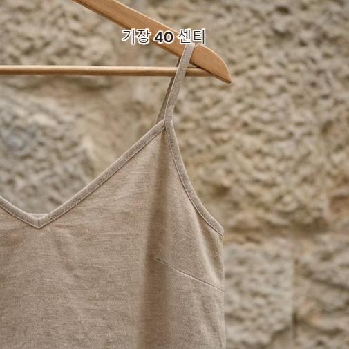 피트니스 센터에서 여성 스포츠 나시 착용 모습