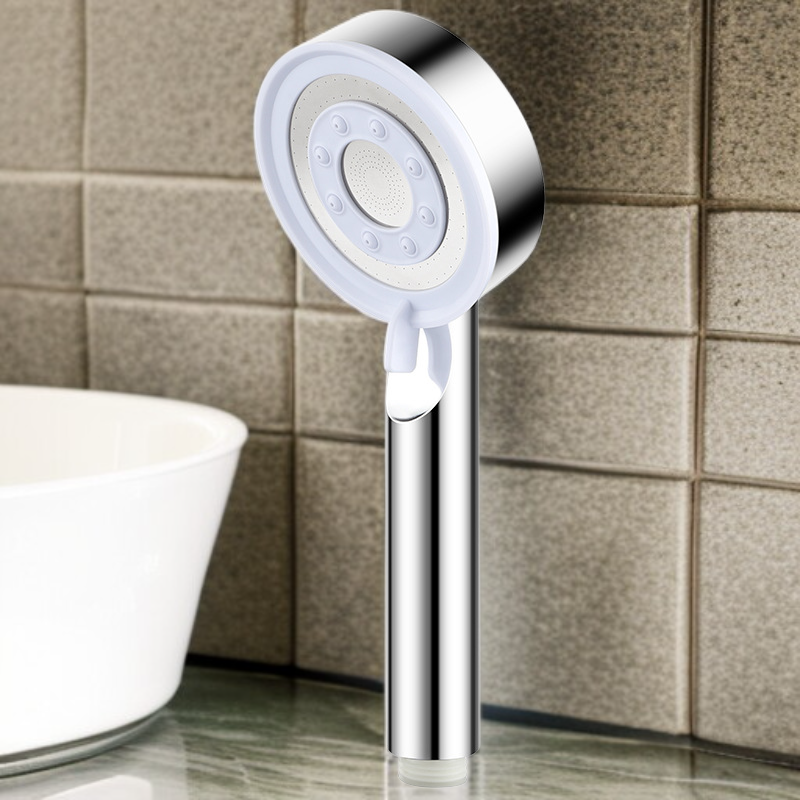 Potente cabezal de ducha de alto volumen y cinco velocidades