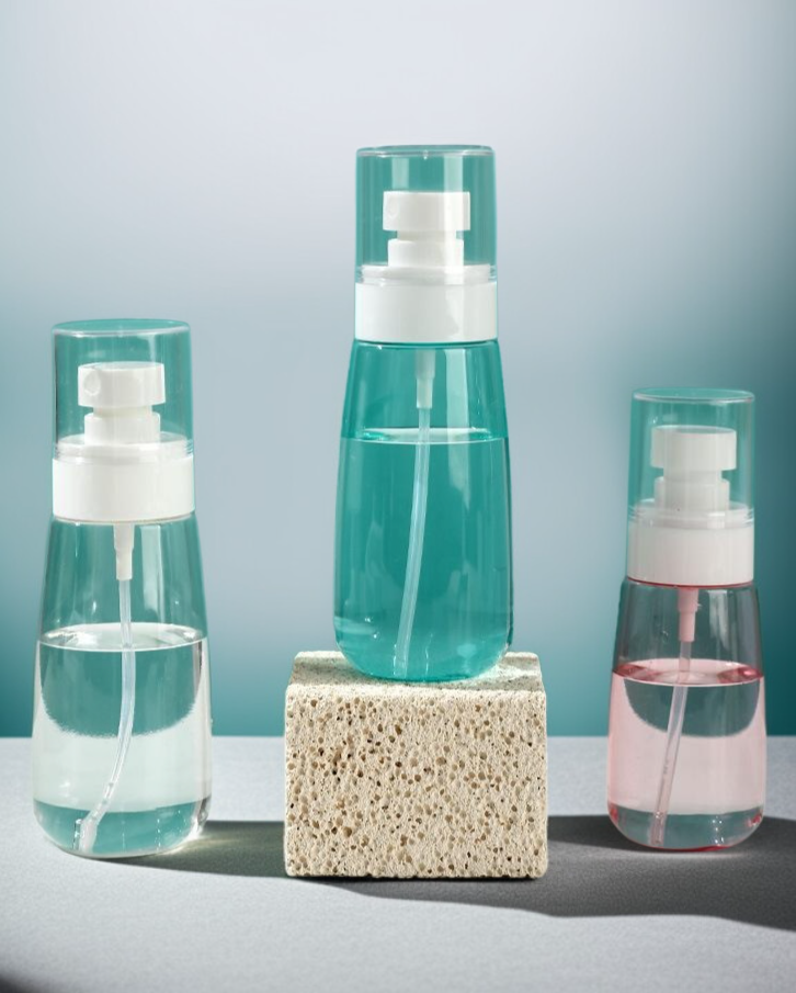 여행 가방에 들어있는 휴대용 리필 병