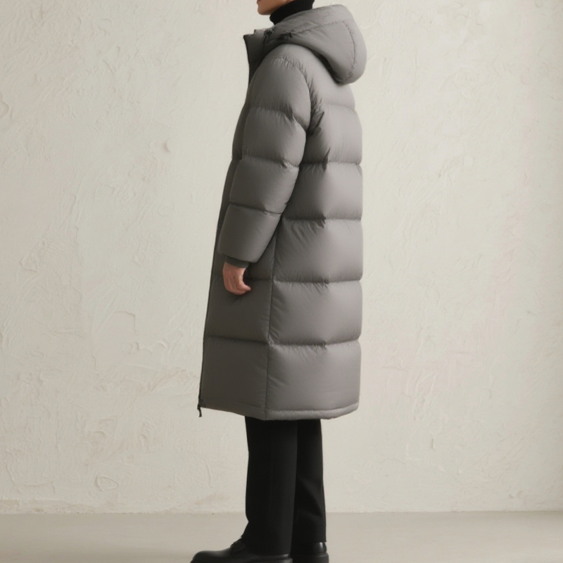 세련된 디자인의 그레이 롱 다운 코트 측면 모습