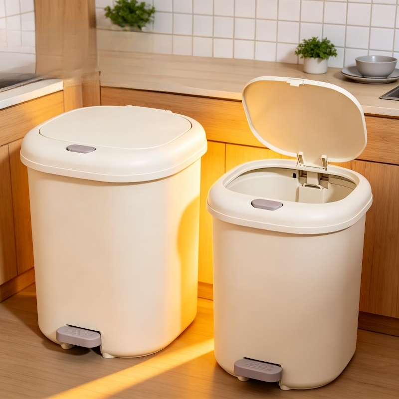 Вместительное мусорное ведро с ножным управлением и крышкой.