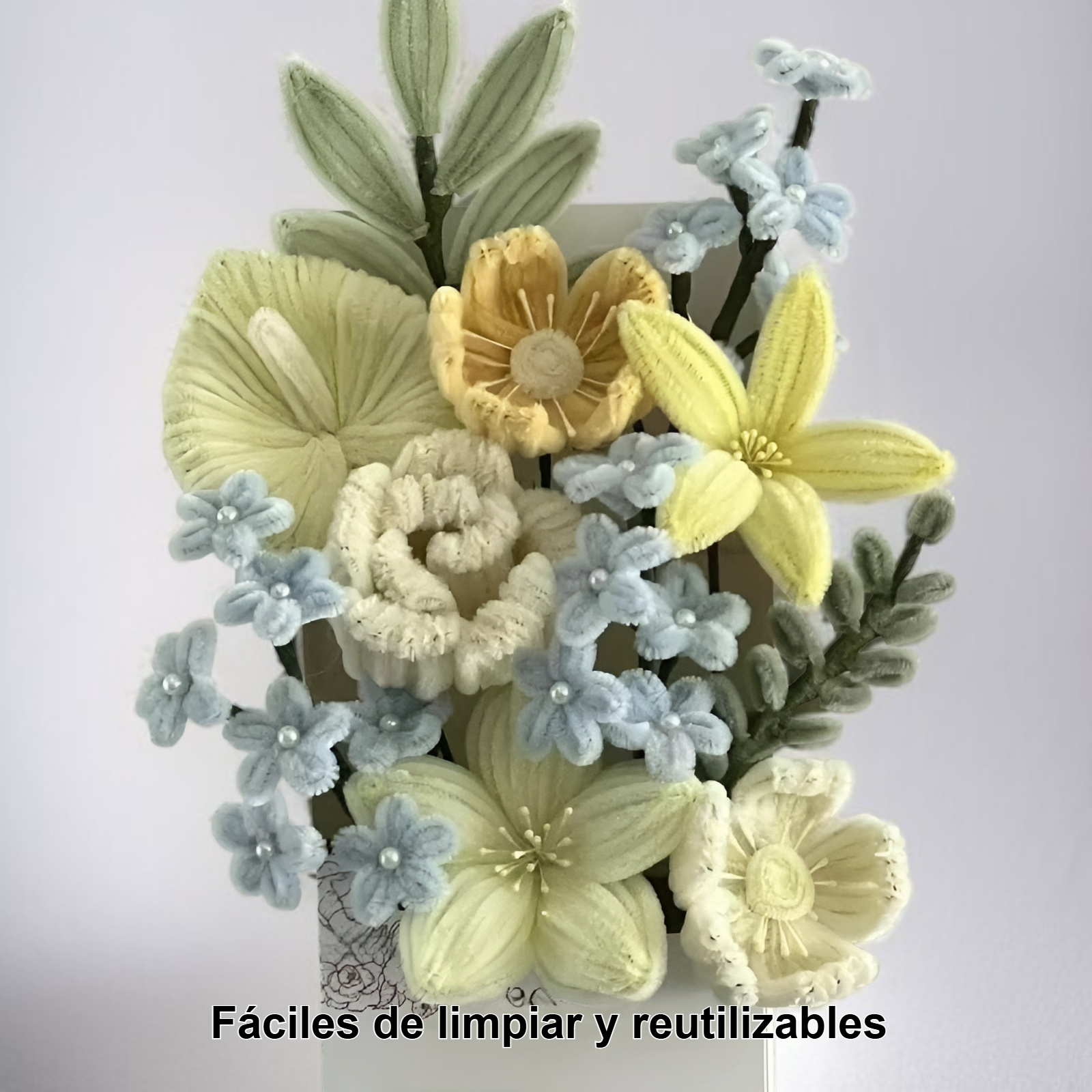 Decoración con pequeños ramos artificiales realistas