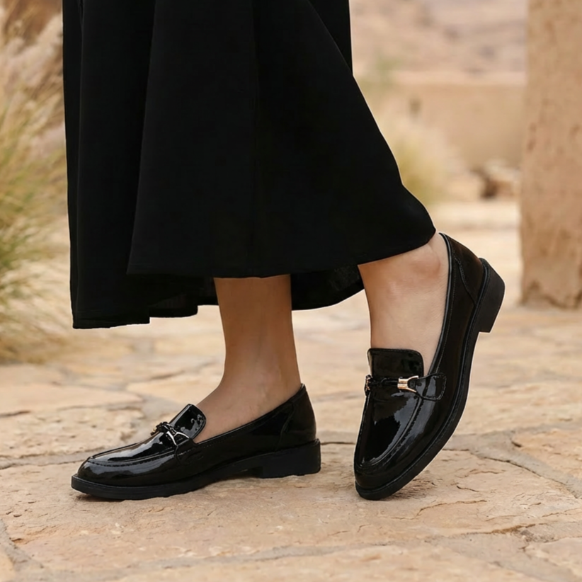 حذاء صغير من الجلد المطلي اللامع مزين بزر معدني