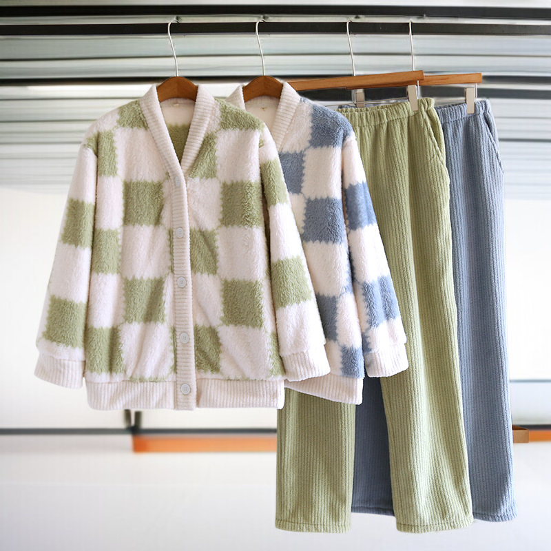 柔らかい素材の女性用パジャマトップス