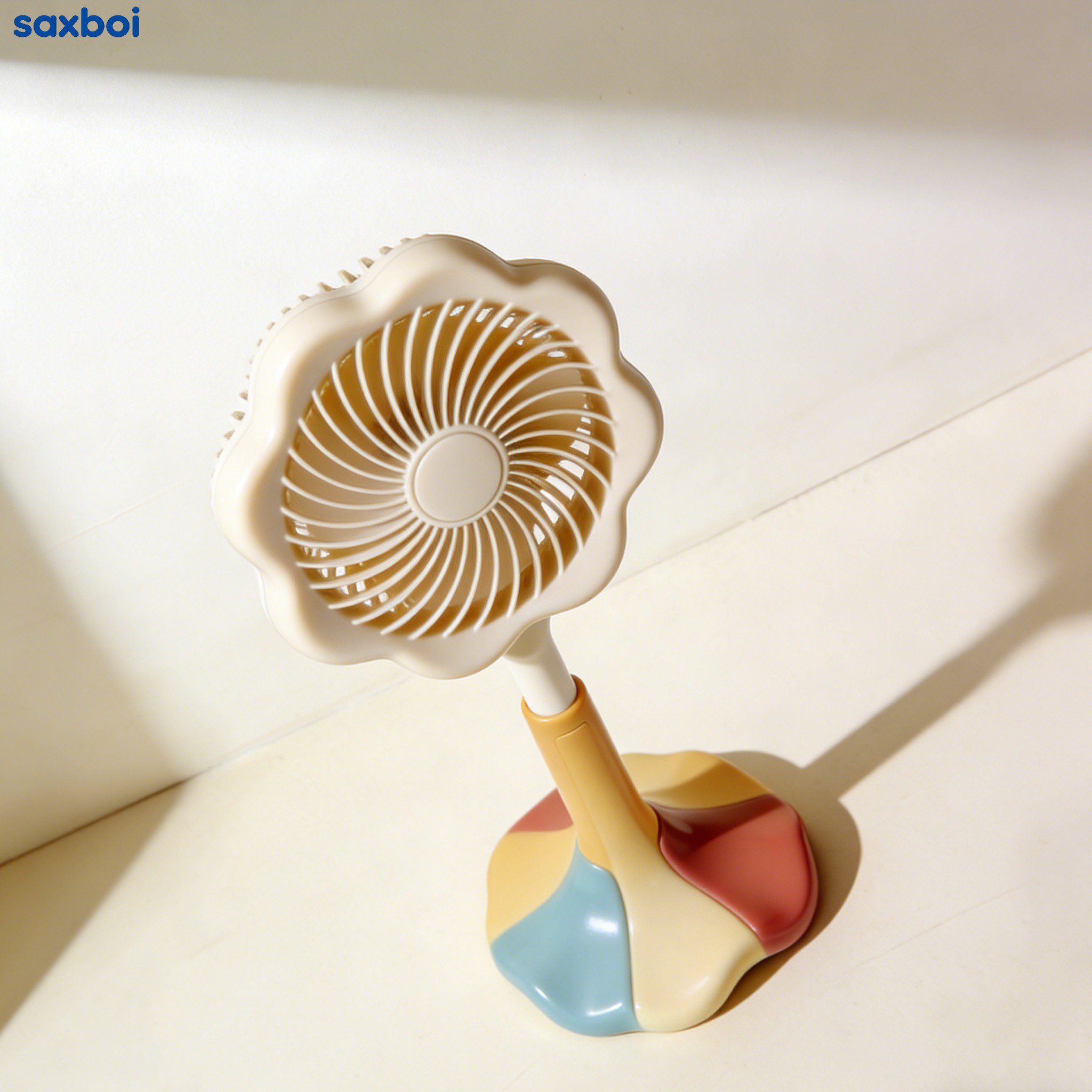 ピンクとブルーの花びら型ミニ扇風機を手に持つ女性