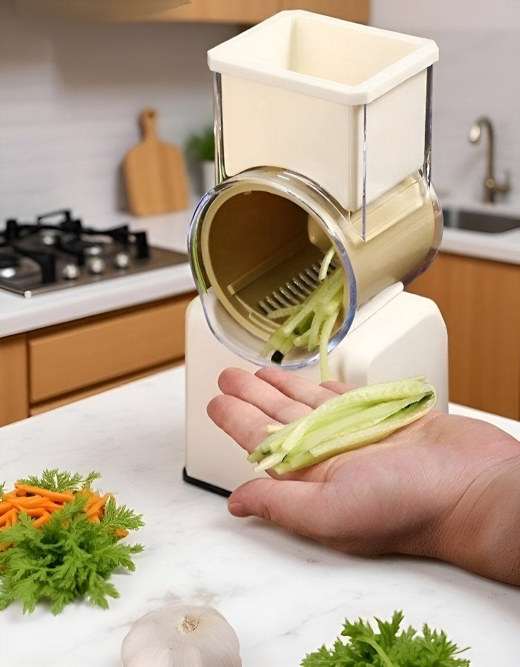 회전식 손잡이로 채소를 절단하는 모습