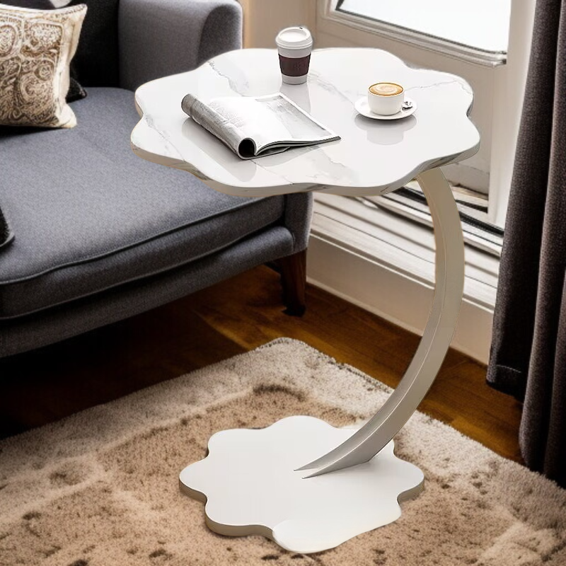 소파 옆 이동 가능 사이드 테이블 진열대 전체 모습