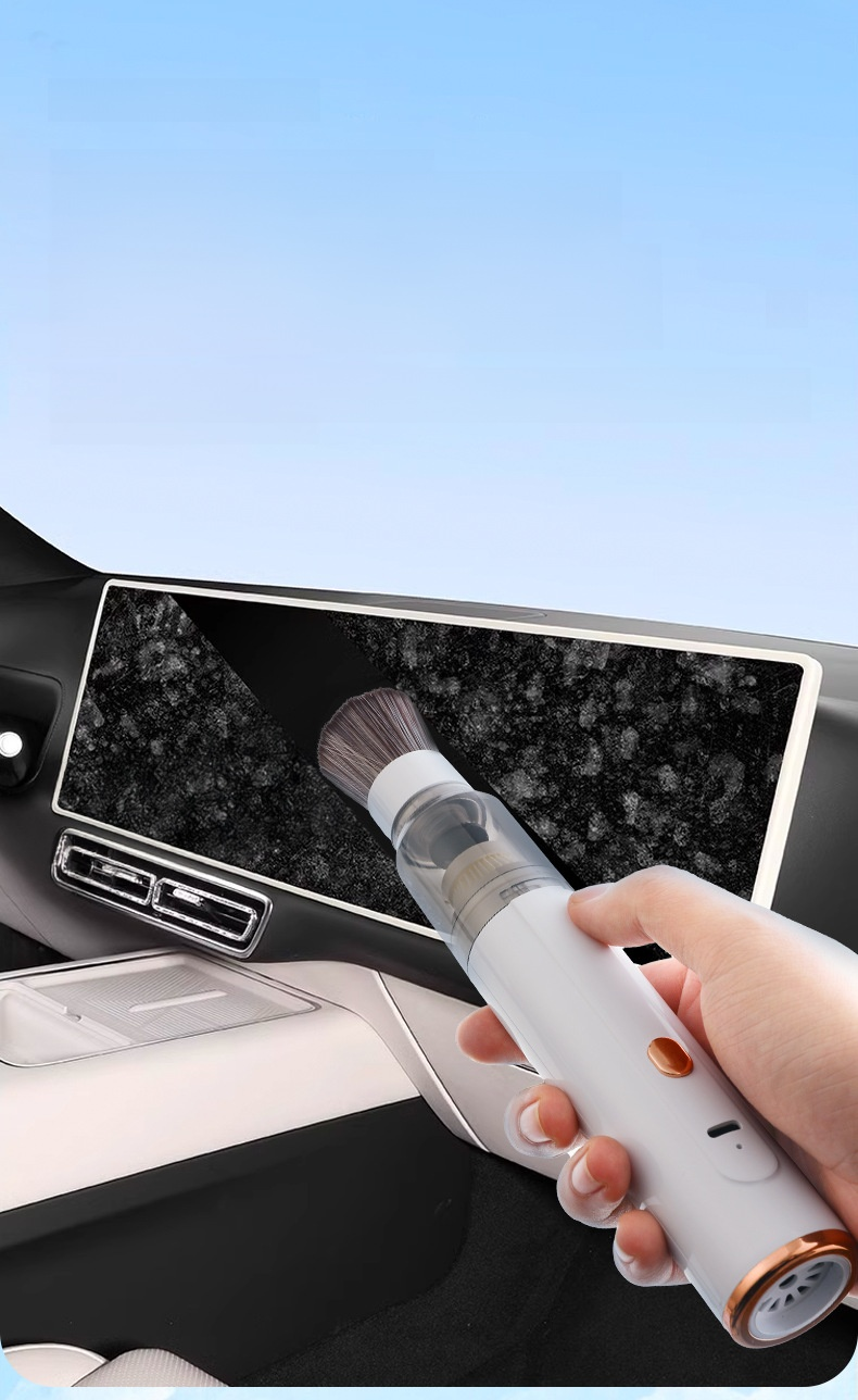 틈새 청소에 특화된 소형 청소기 사용 장면