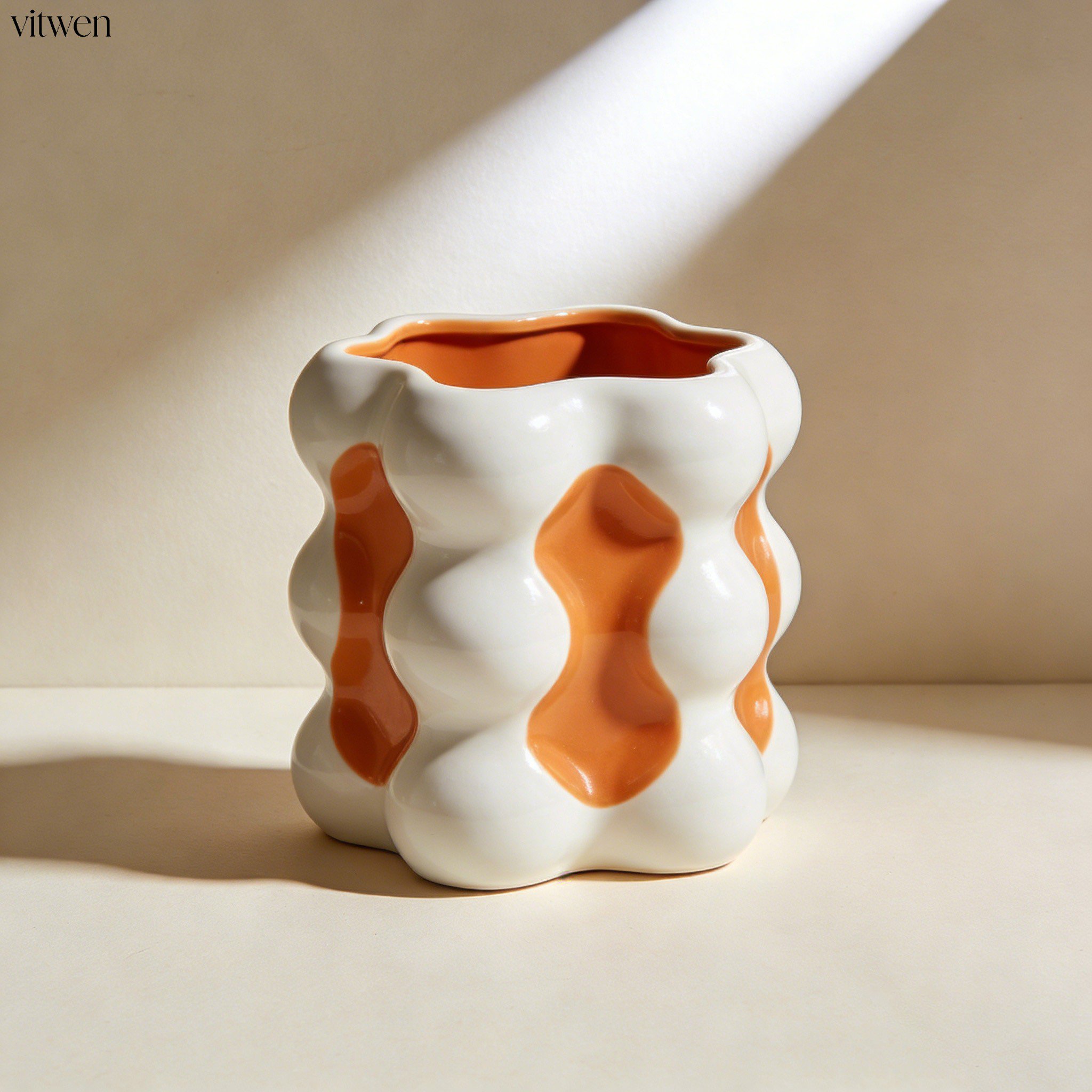 책상 위에 놓인 심플한 펜꽂이 사용 예시