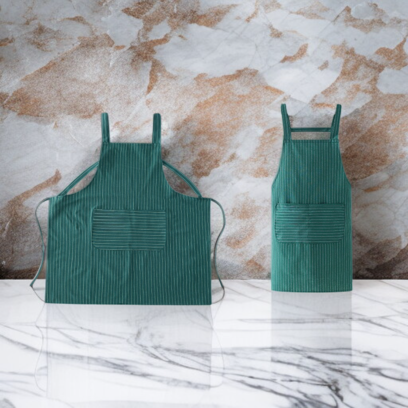 Kitchen apron made of cotton and linen with stripes.