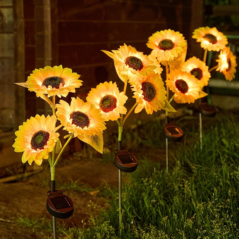 Outdoor solar landscape lights
