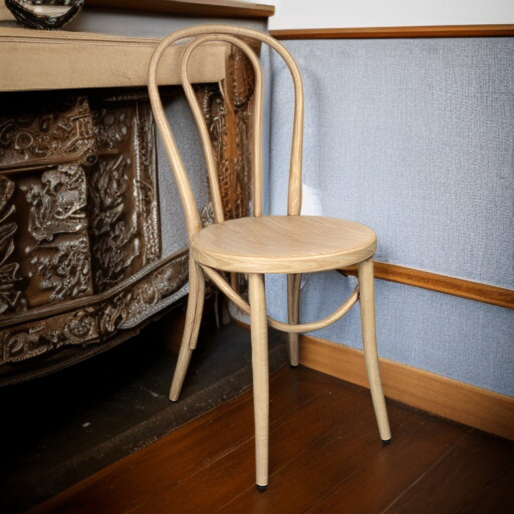 철제 소재의 미니멀리즘 스타일 식탁 의자