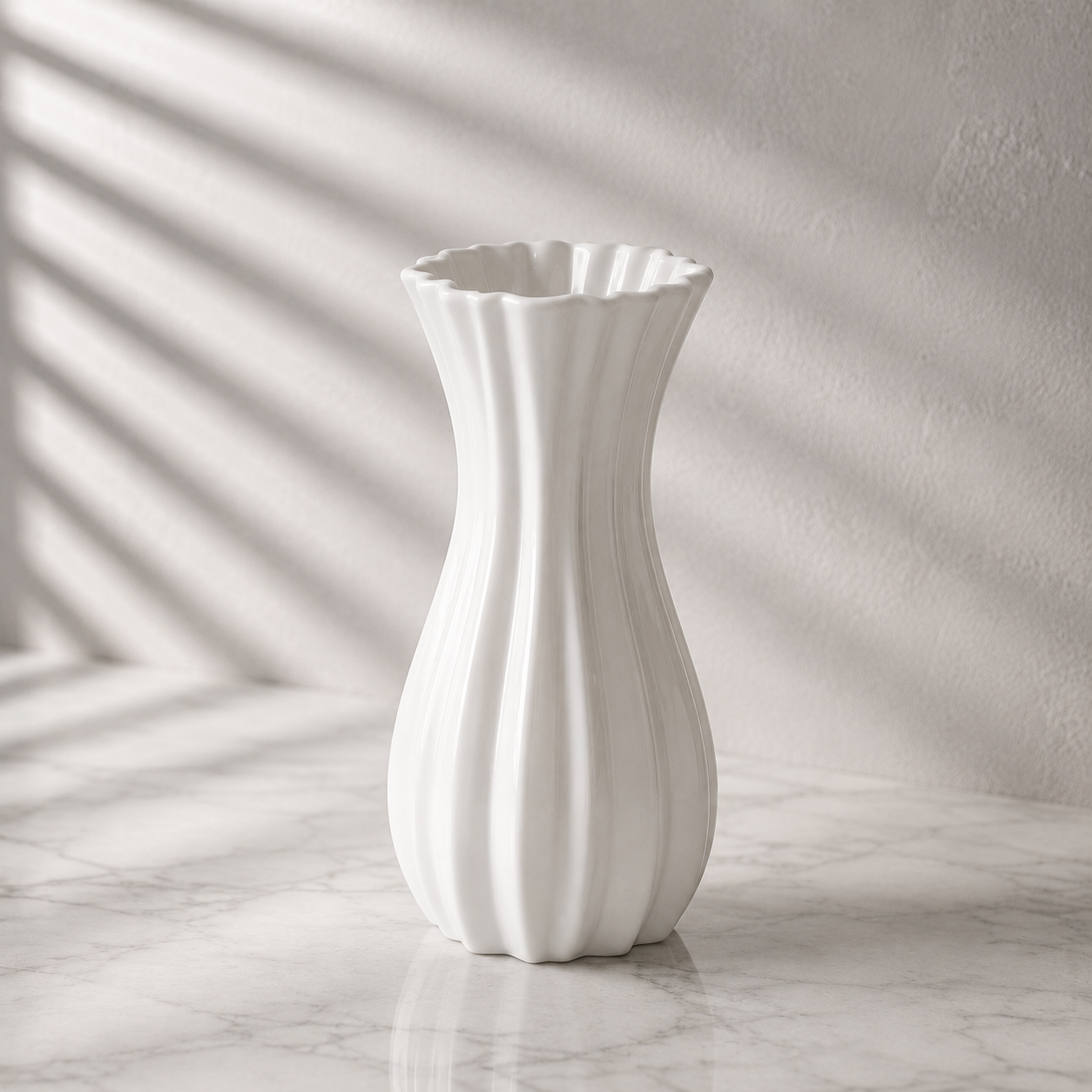 Vase im Instagram-Stil mit frischen Blumen dekoriert