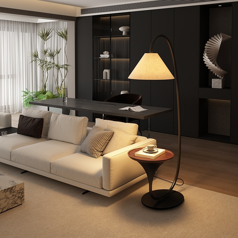 ミニマリストデザインのフロアランプ