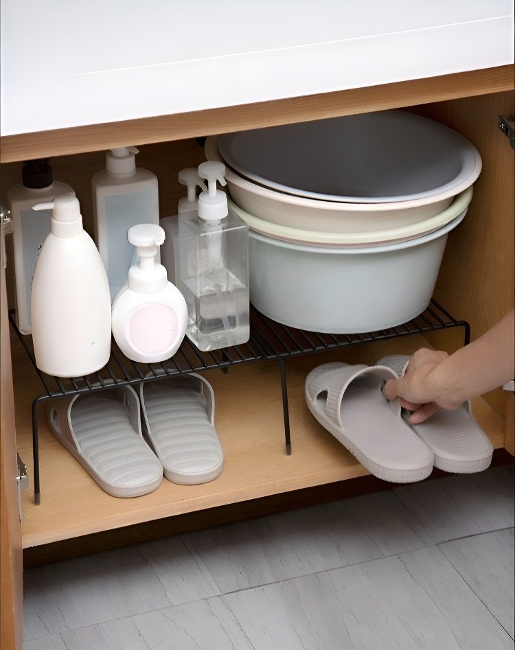 調味料や調理器具を収納したラックの様子