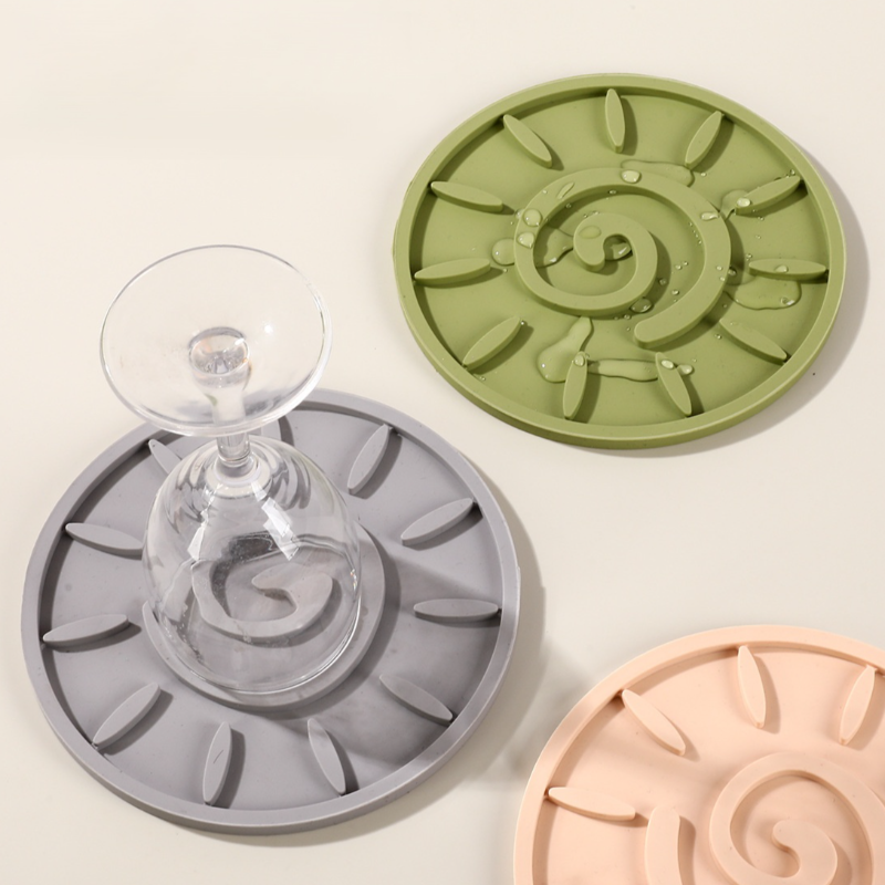 Silicone thermal insulation mat and dining mat