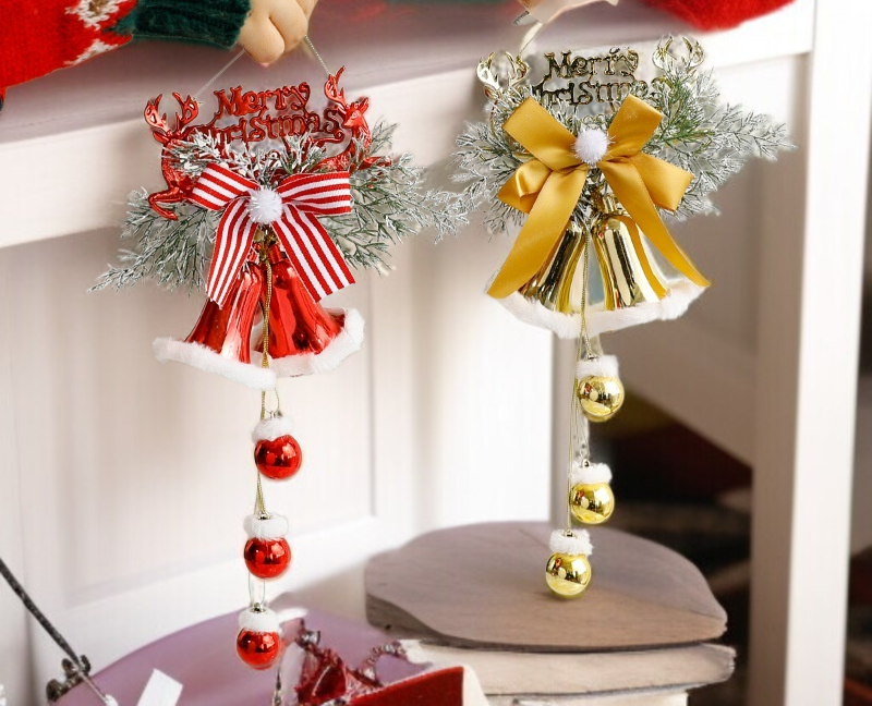 ギフト包装されたクリスマスベル飾りストラップ
