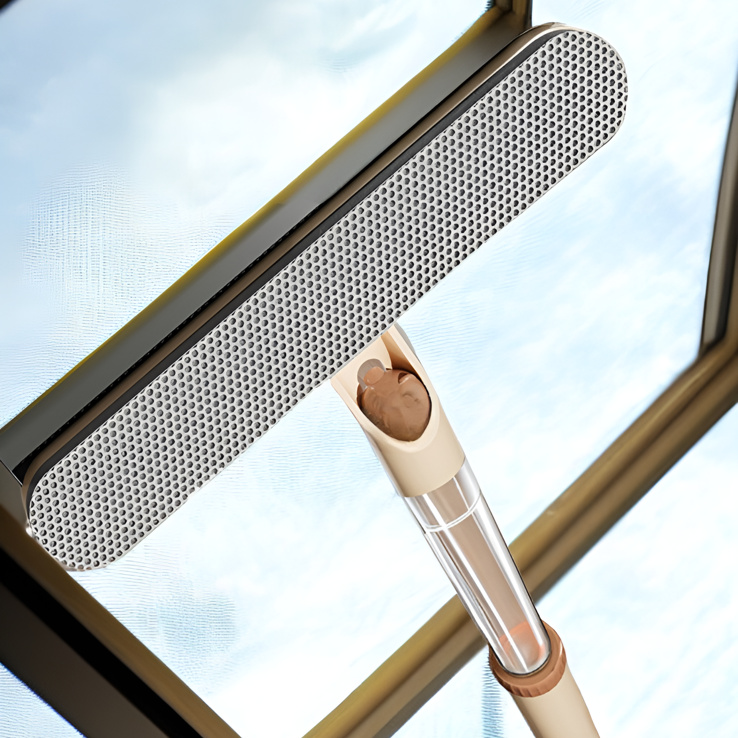 バスルームの鏡を掃除するガラスワイパー