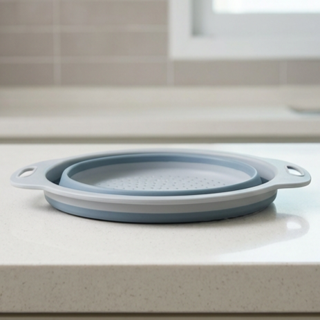 주방에서 사용 중인 접이식 배수 바구니