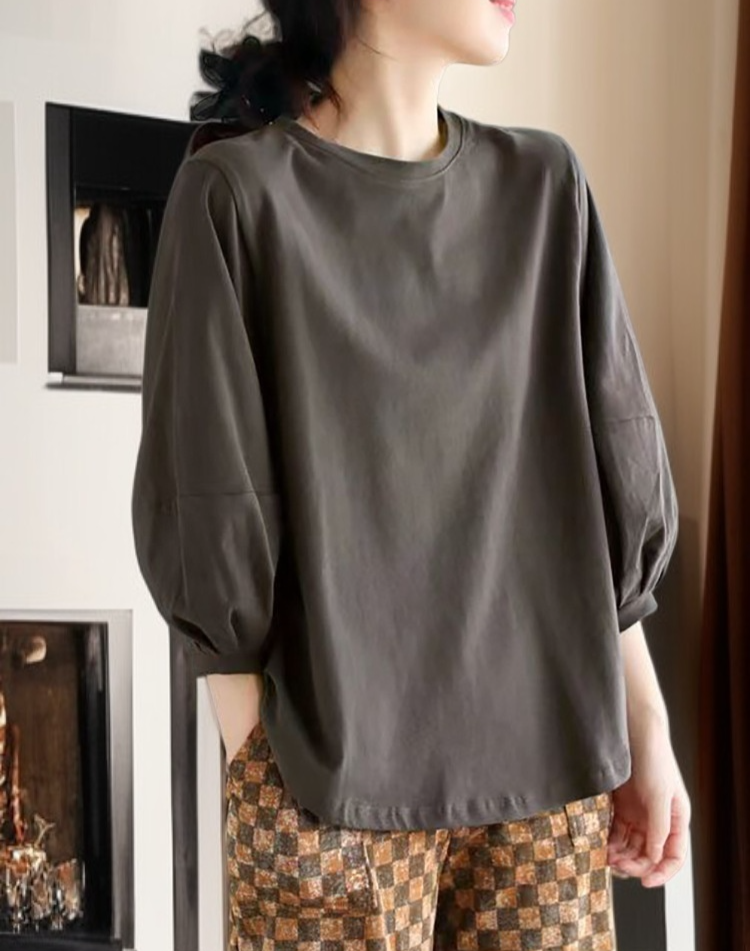 オフィスカジュアルに最適な七分袖Tシャツ