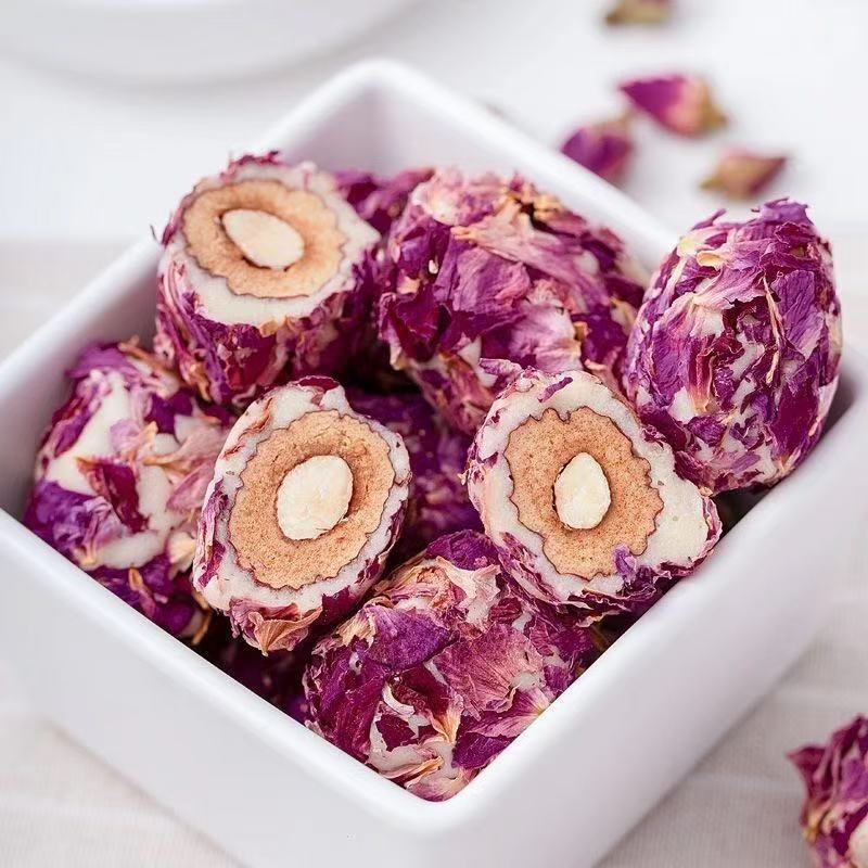 Handgemachte Dattel-Snacks mit Rosenblüten und Mandeln