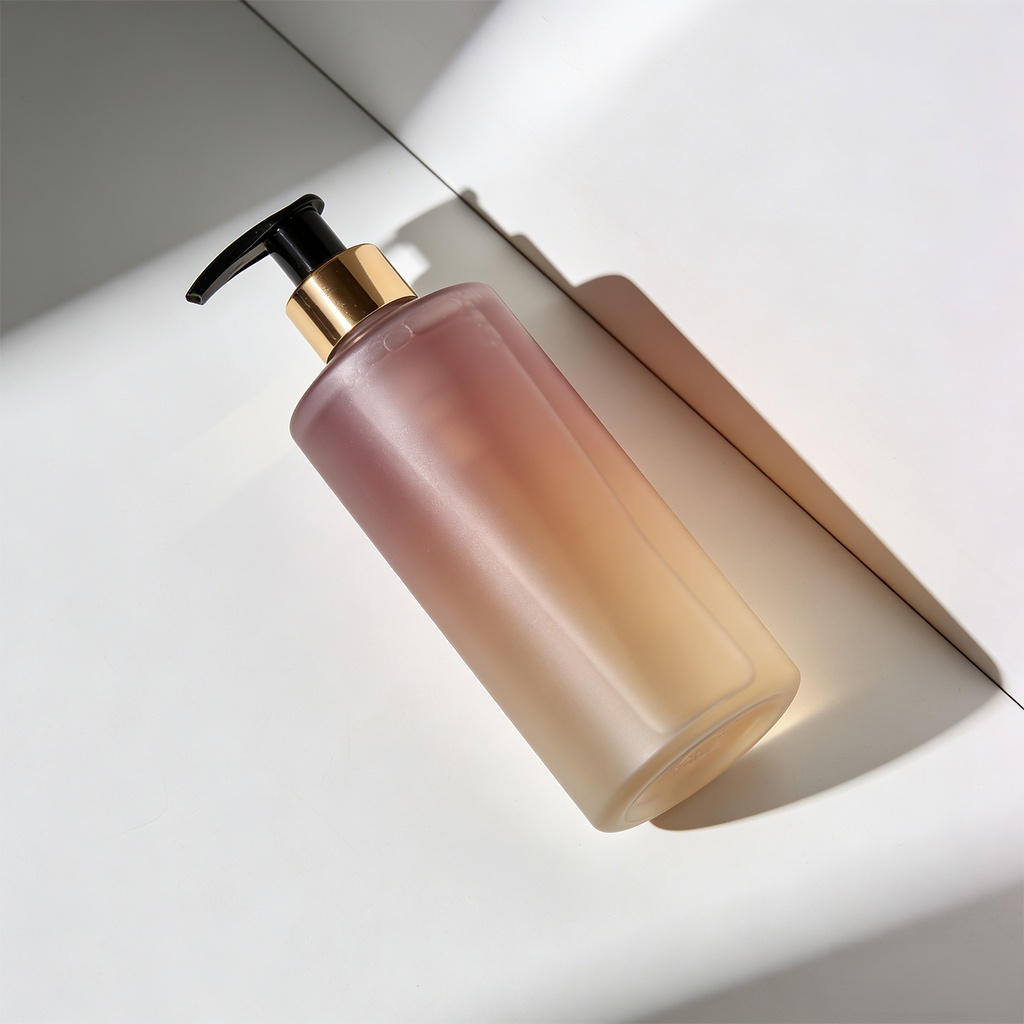 ผู้หญิงสระผมด้วยแชมพูบำรุงผม